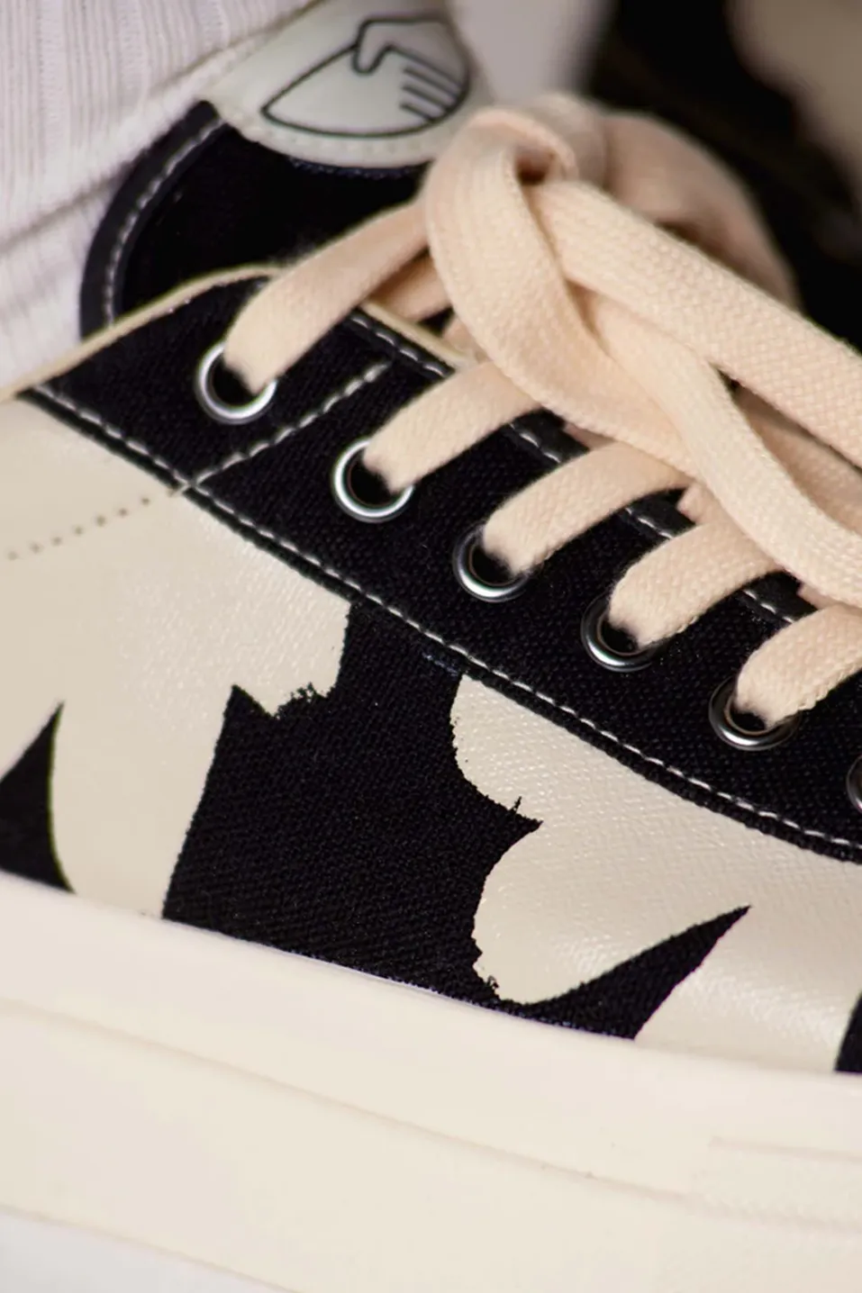 Dellow Shroom Hands - Black / White